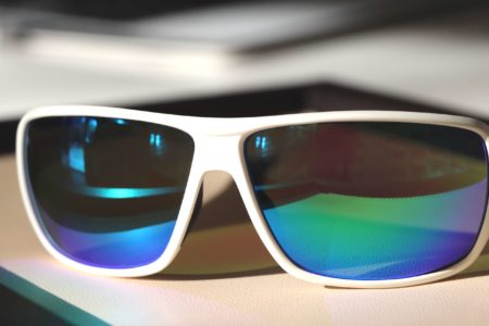 Sportbrille mit irisierendem Glas