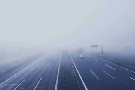 Autofahrbrillen-Nebel auf der Autobahn