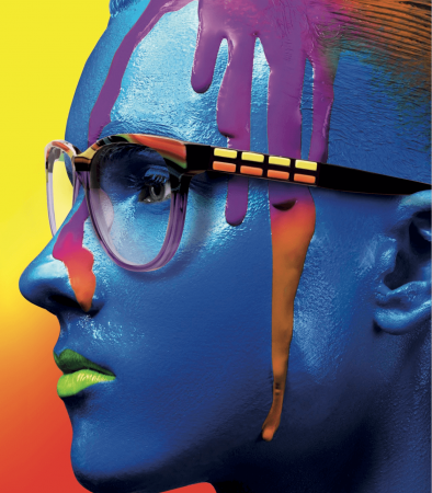 Blau geschminkte Frau trägt Brille von Area98
