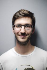 Mann mit eckiger Brille Mann mit eckiger Brille