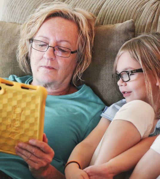 Myopie - Oma und Enkelin mit Brillen vor einem Tablet