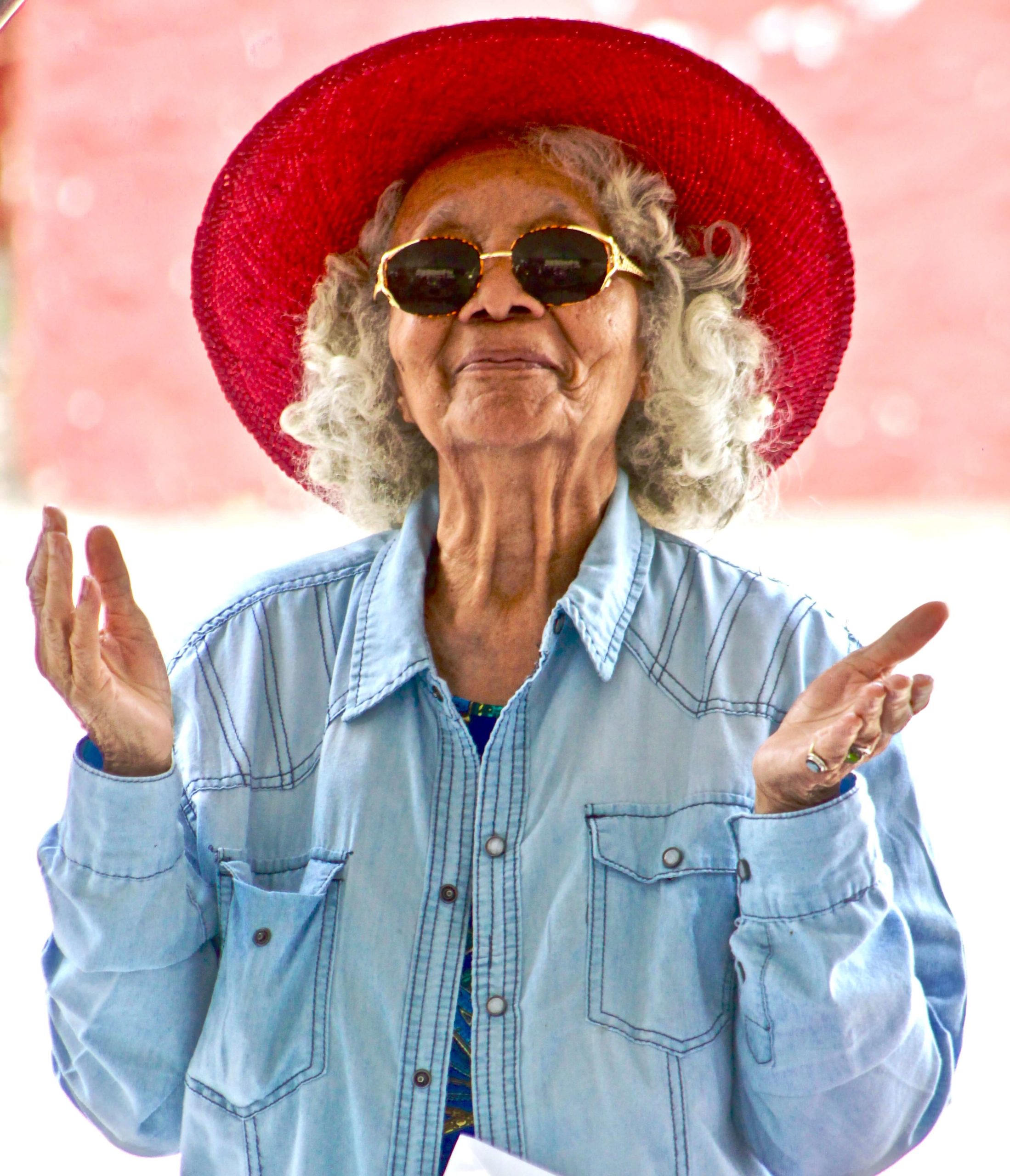 Aeltere-Dame-mit-Sonnebrille Sonnenscheinrabatt-Dame-mit-Sonnenbrille