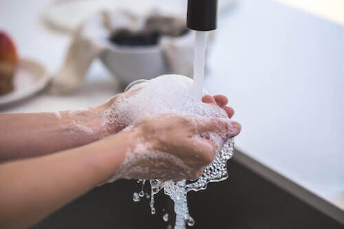 Hände waschen unter fließend Wasser - Vorbereitung für Kontaktlinsen reinigen