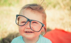 Junge mit schief sitzender Brille - Kinderbrillen kaufen