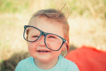 Junge mit schief sitzender Brille - Kinderbrillen kaufen