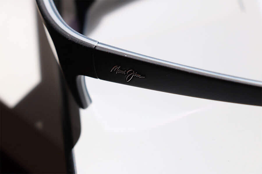 Detailaufnahme des Brillenbügels der schwarz-blauen Sportsonnenbrille von Maui Jim