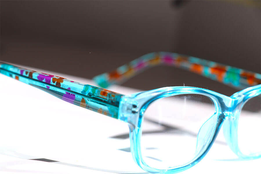 Blaue transparent Kinderbrille mit Muster auf Bügel