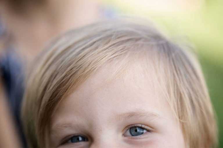 Blonder Junge-halbes Gesicht sichtber-Sehtest für Kinder