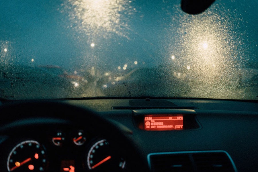 Schlechte Sicht beim Autofahren - beschlagene Brille vermeiden 