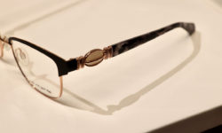 La Matta-Brille mit Perle auf dem Brillenbügel