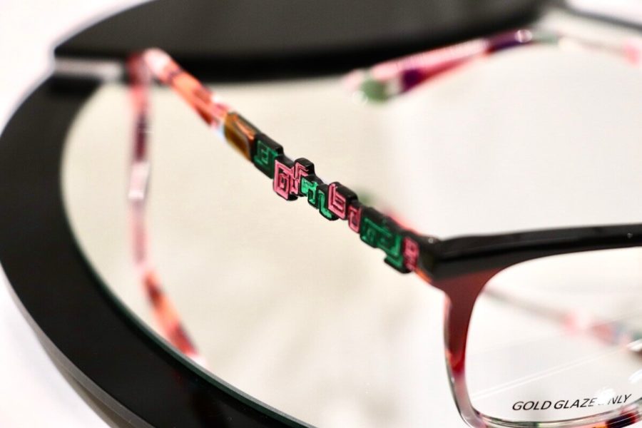 Kaos-Brillen - Detailansicht der Brillenbügel mit kleinen Quadraten