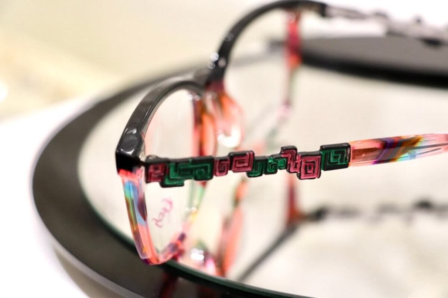 Kaos-Brillen-Seitenansicht von grünrosa Brillenmodell