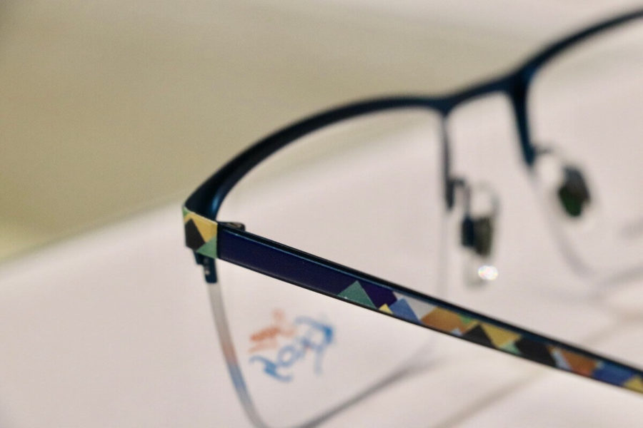 Kaos-Brillen - schlichte schwarze Brille mit farbigen Dreiecken auf den Bügeln