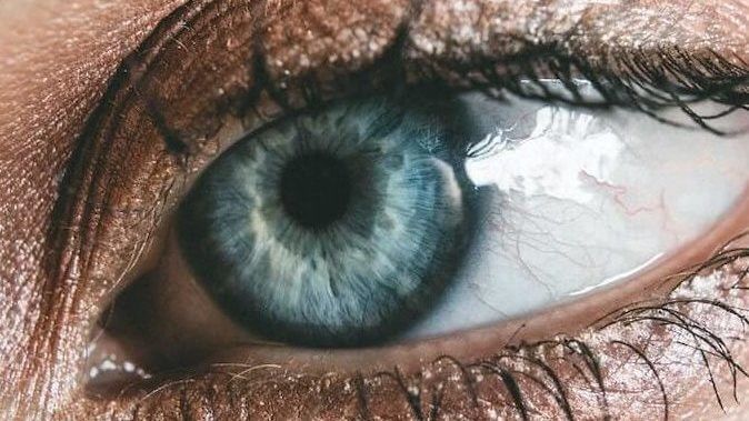 Augentest - blaues Frauenauge in Nahansicht