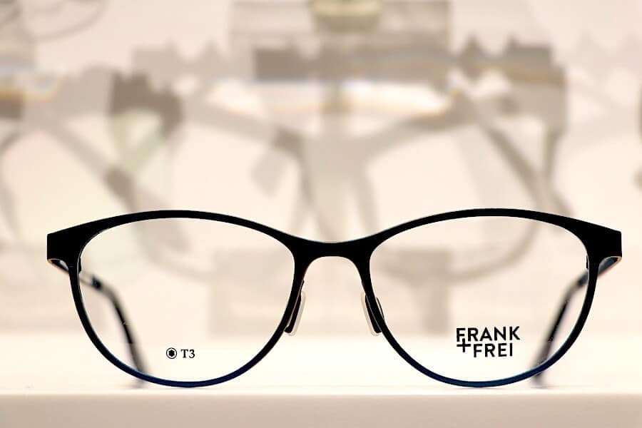 Brille mit ovalem, schwarzer Fassung von Hersteller Frank+Frei - auch als Gleichsichtbrille geeignet