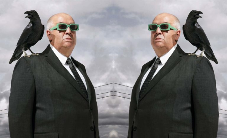 Alfred Hitchcock mit Rabe auf der Schulter und grün-weißer Schachbrettmusterbrile auf der Nase - Etnia Barcelona -Ansicht von recht und links