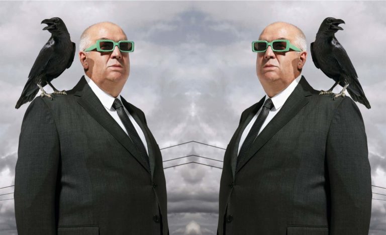 Alfred Hitchcock mit Rabe auf der Schulter und grün-weißer Schachbrettmusterbrile auf der Nase - Etnia Barcelona -Ansicht von recht und links