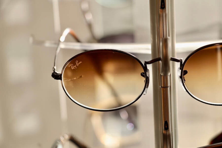 Ray Ban Brille mit goldener Fassung und ovalen Gläsern