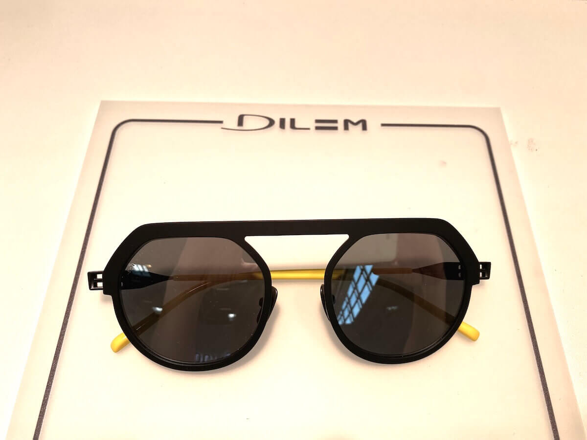 Sonnenbrille mit runden Gläsern und gelben Bügeln von Dilek