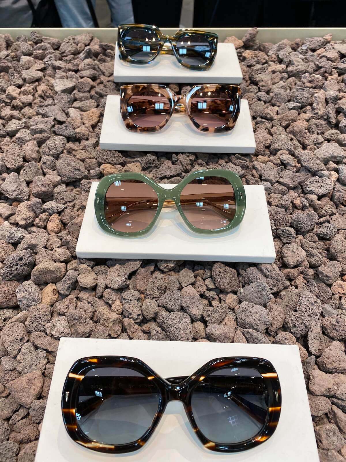 Große Sonnenbrillen in schwarz, grün und braun-schwarz meliert von Gigi Studios