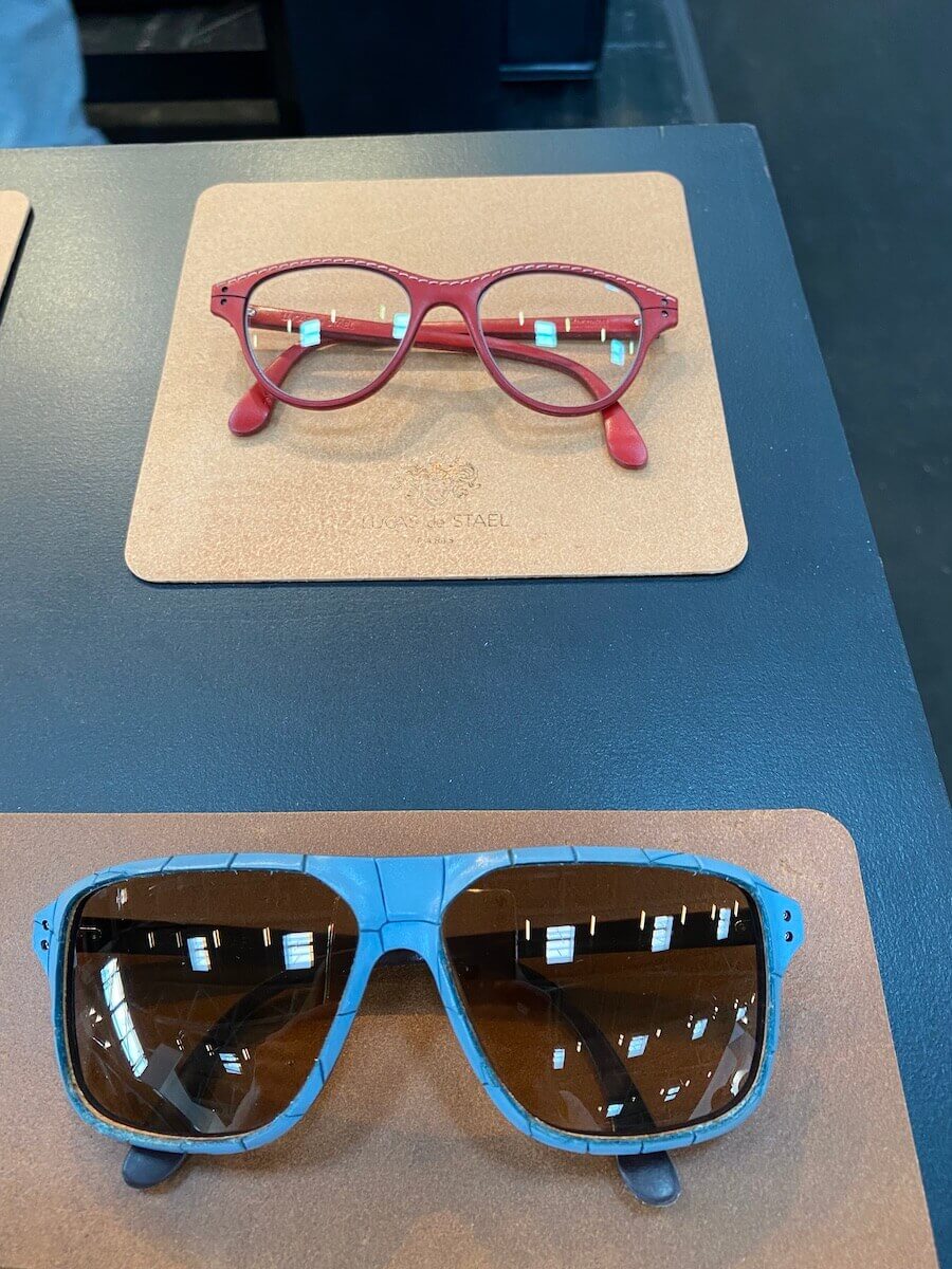 Blaue und rote Brillen aus Leder von Lucas de Stall