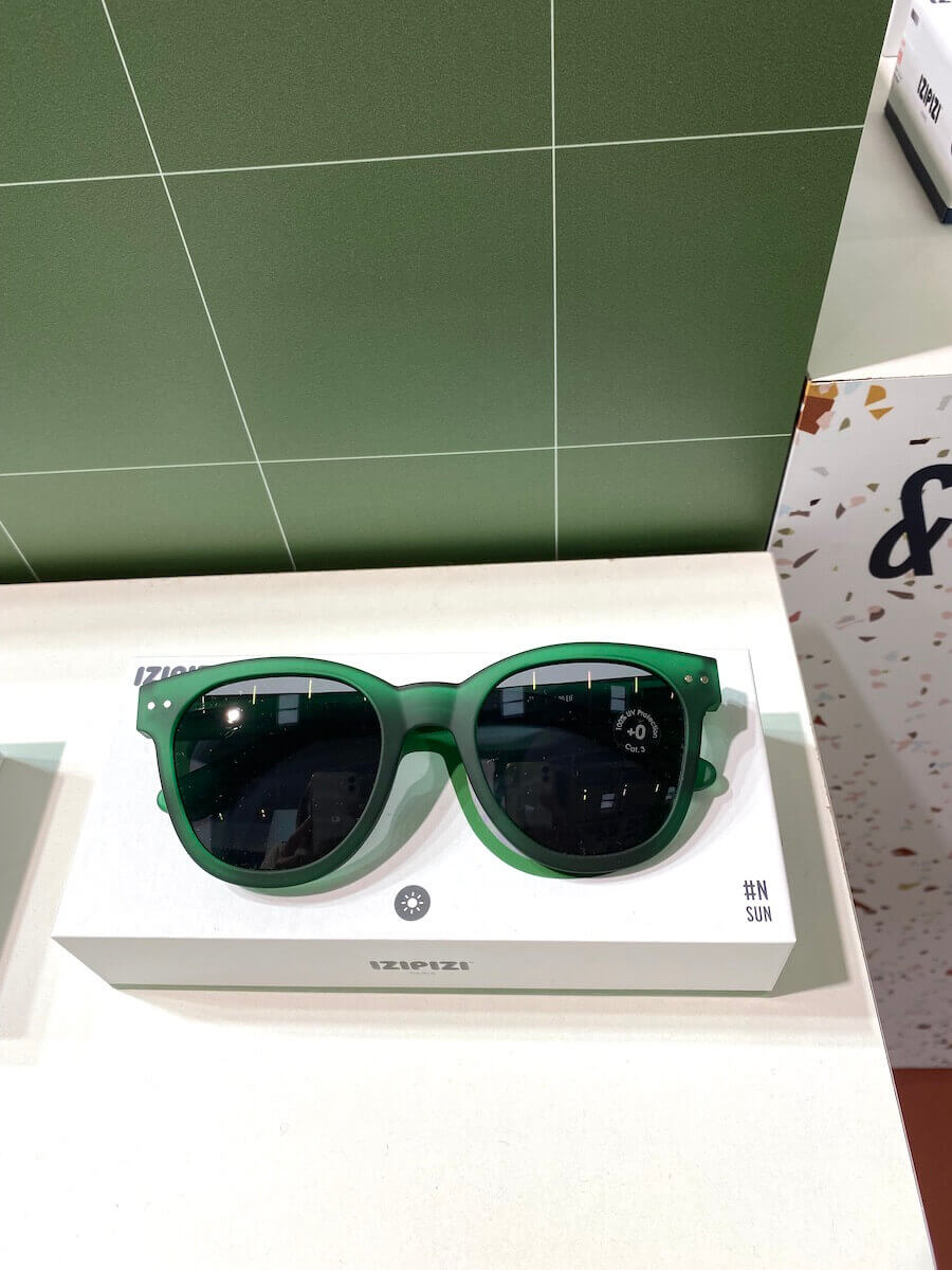 Sonnenbrille mit grünem Gestell von Izipizi