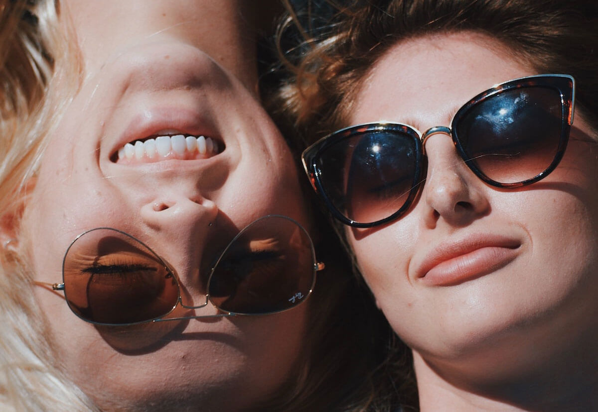 Zwei lächelnde Frauen mit Sonnenbrillen