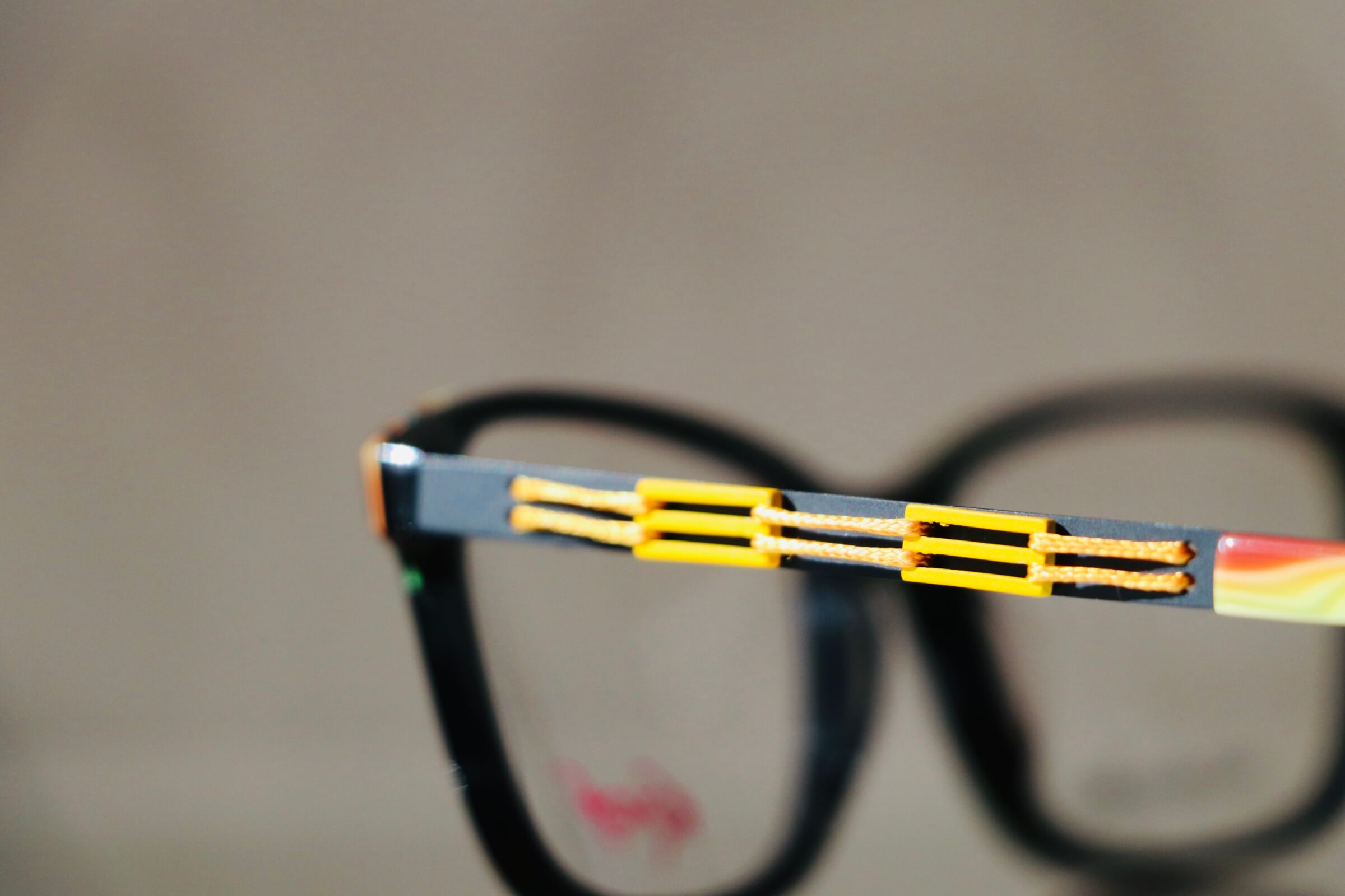 Brille Kaos 535 mit gelben waagrechten gelben Streifenapplikationen auf den Brillenbügeln