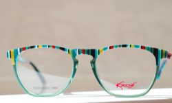 Kaos-Brille mit verschieden farbigen Streifen