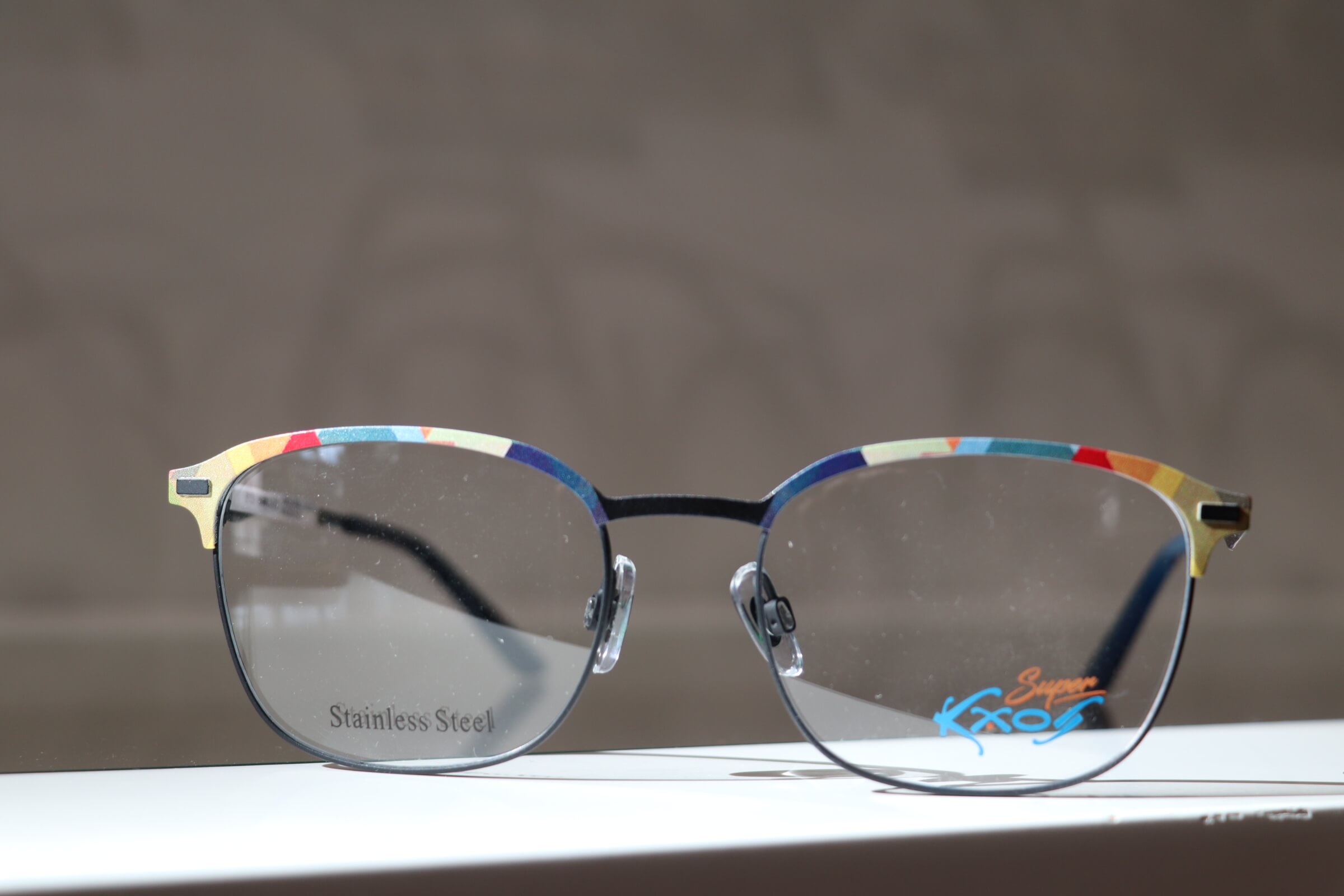Kaos-Brille mit verschiedenen Blautönen und Orangeakzenten