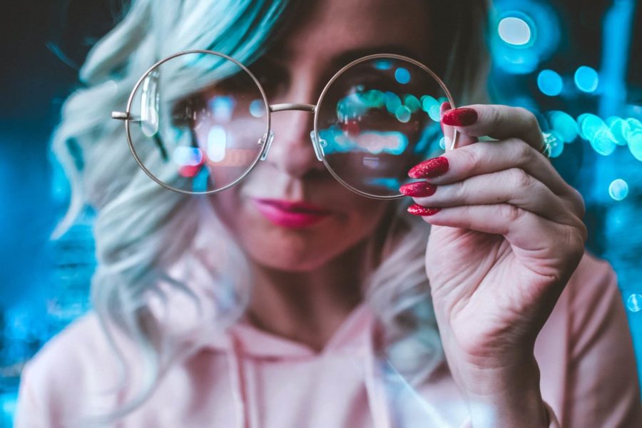 Brillen: Frau hält polarisierende Brillengläser vor ihr Gesicht