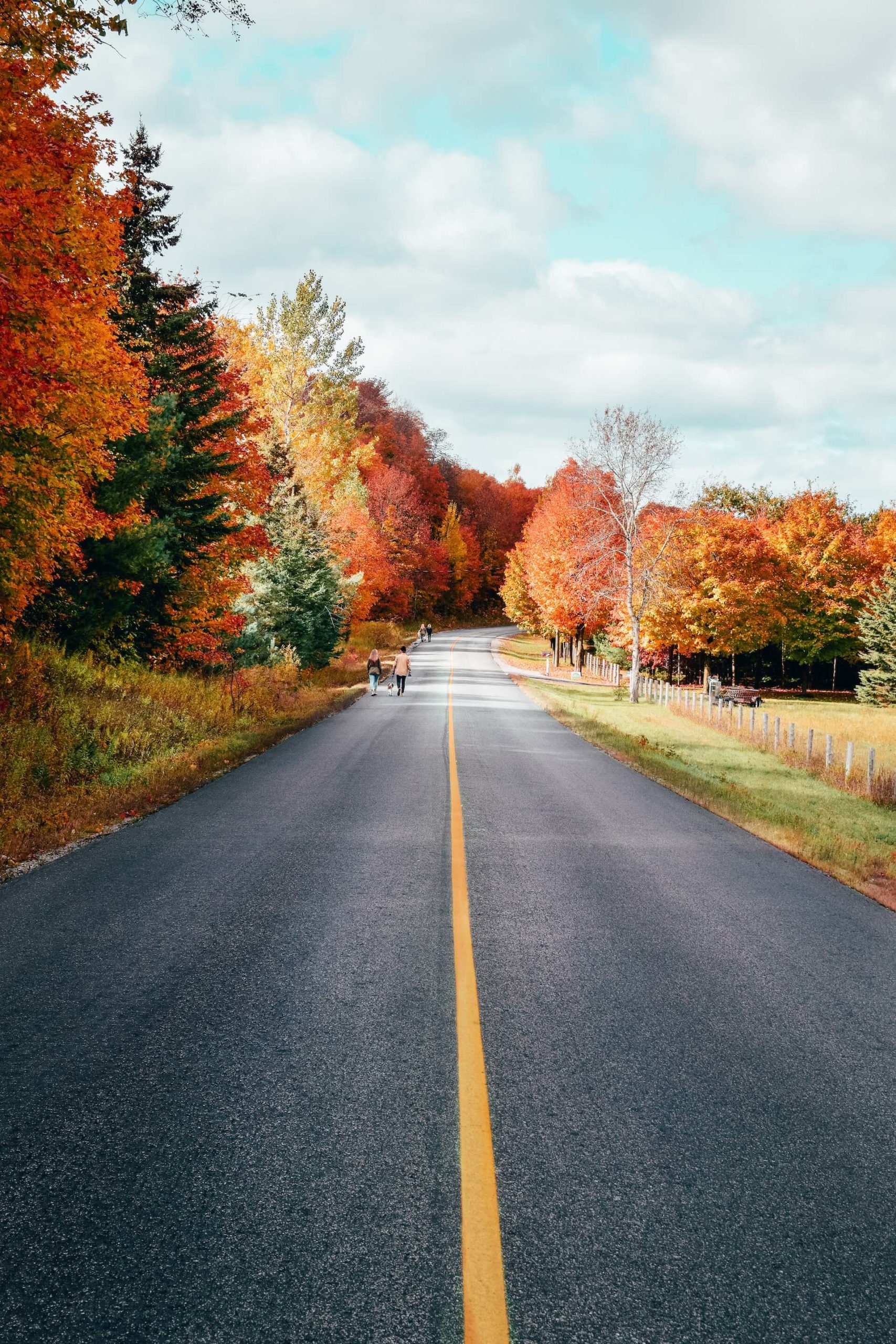 Straße im Herbst mit ein paar Fußgängern