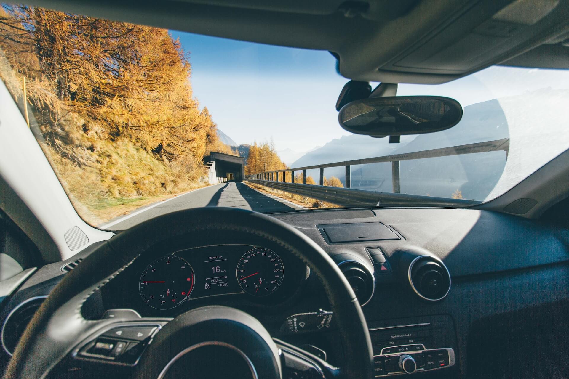 Blick aus dem Auto auf eine herbstliche Straße