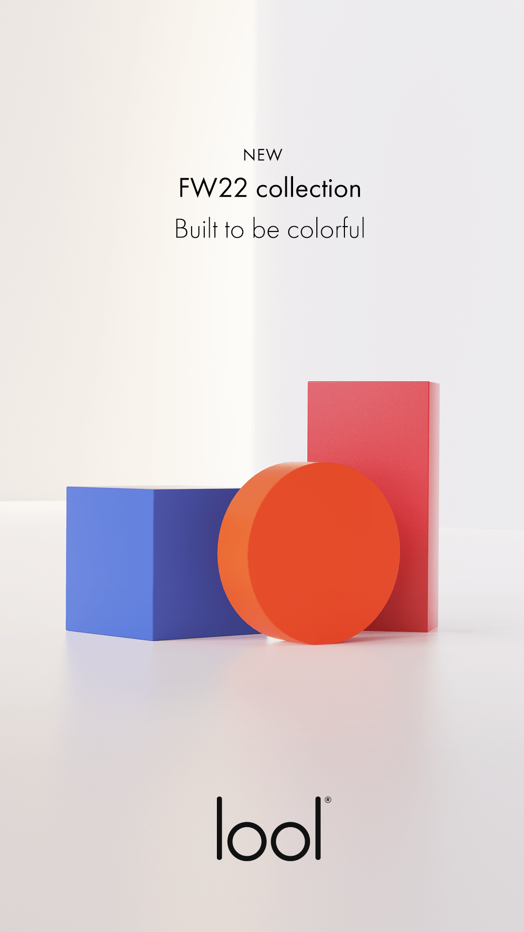 blaues Quadrat, orangener Kreis und roter Quader im weißen Raum und Aufschrift Built to be colorful