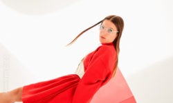 LooL-Frau in rotem Kleid mit Brille aus LooL-Brillenkollektion