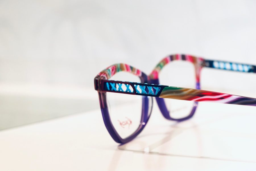 Detail mit blauer Schnur auf einer Brille aus der Kaos-Kollektion