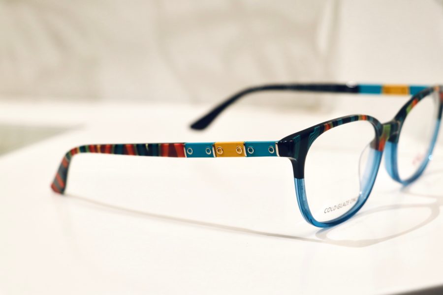 Kaos-Brille in Blau, Orange und Schwarz