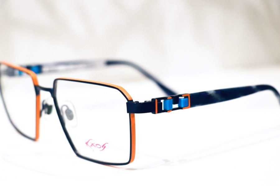 Kaos-Brille mit orangem Brillengestell abgesetzt auf Schwarz