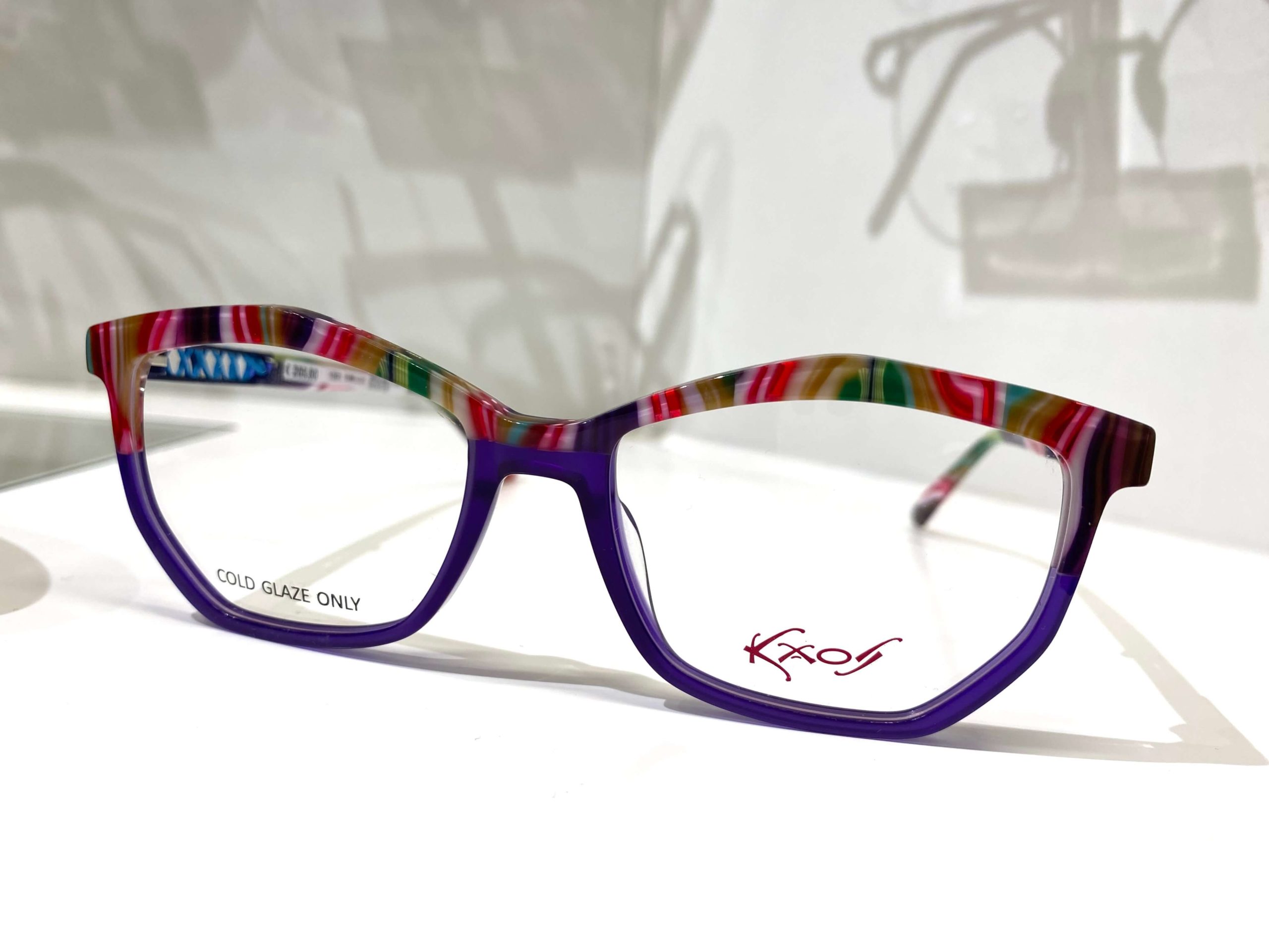 Brille von Kaos mit bunten Streifen auf der oberen Seite des Gestells