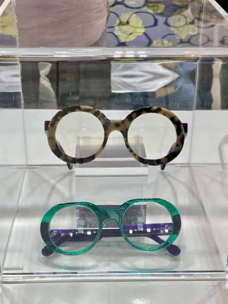 Zwei Brillen mit runden Brillengläsern