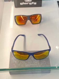 Sportbrillen mit gelben und orangen Gläsern.