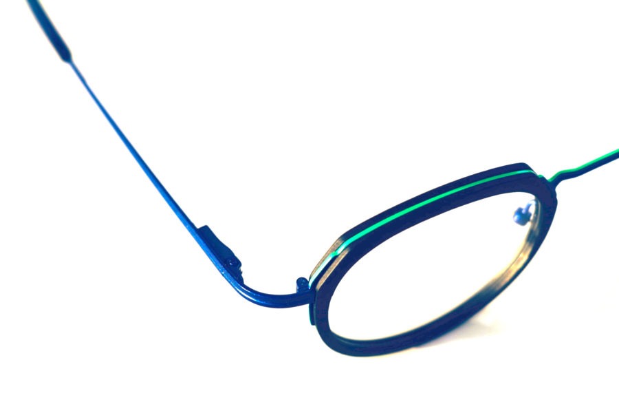 Schwarze Brille mit runden Gläsern und feiner grüner Linie um die Fassung für die Brillengläser