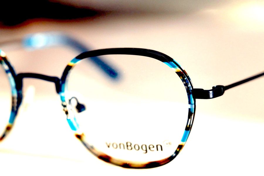 Blau und Schwer auf einem halbrunden Brillengestell verleihen der Brille von vanBogen ein unverkennbares Erscheinungsbild.
