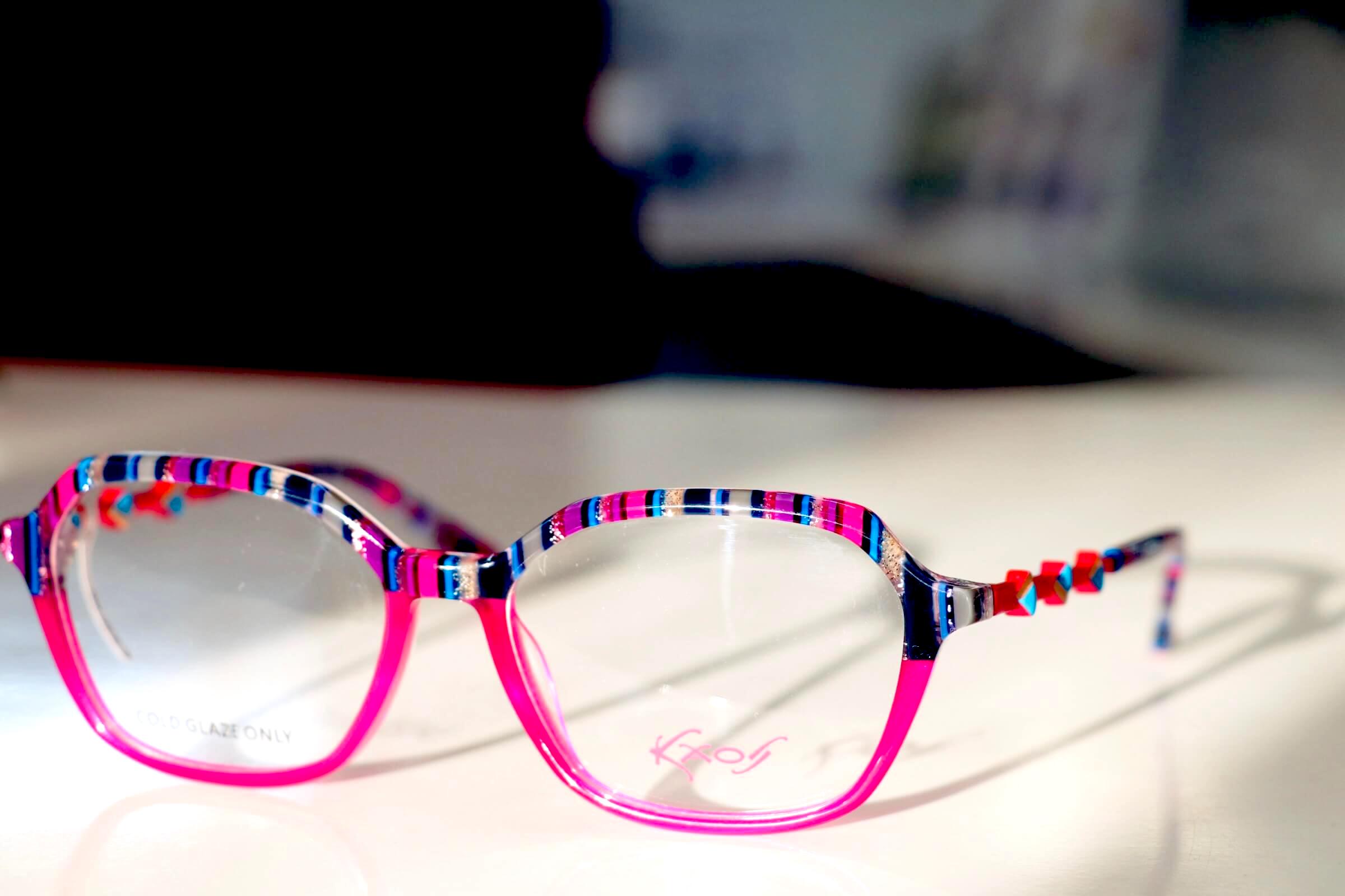 Pinkfarbene Brille mit Streifenmuster oberhalb der Brillengläser aus der Kaos-Kollektion von Area98