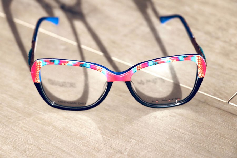 Schwarzgrundige Brille aus der La Matta-Kollektion mit Pink-blauem Muster oberhalb der Brillengläser