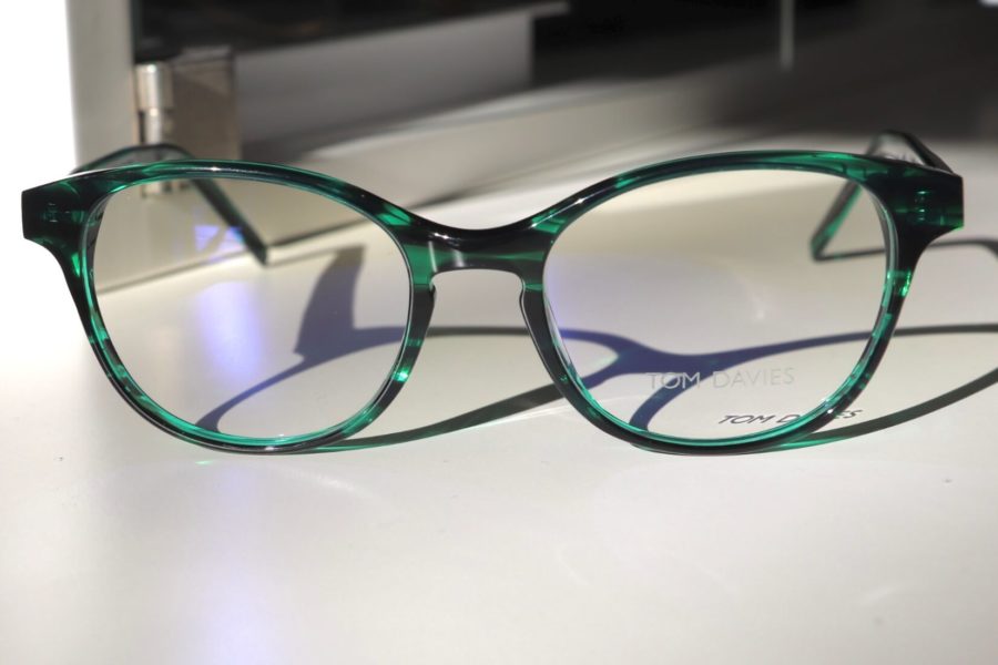 Tom Davies-Brille mit grün transparentem Rahmen mit leichtem Streifenmustere