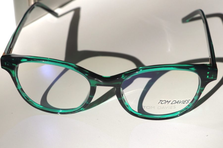 Tom Davies Brille mit grünem, tresparenten Rahmen und ovalen Brillengläsern