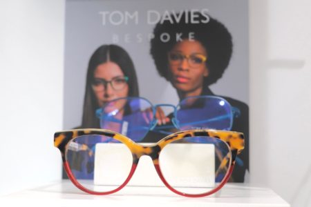 Tom Davies-Brille mit orange-schwarzen Farbtönen