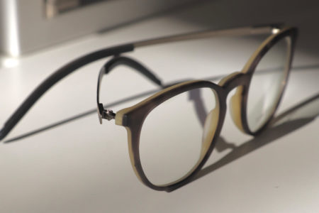 Schlichte Brille in Brauntönen von Tom Davies