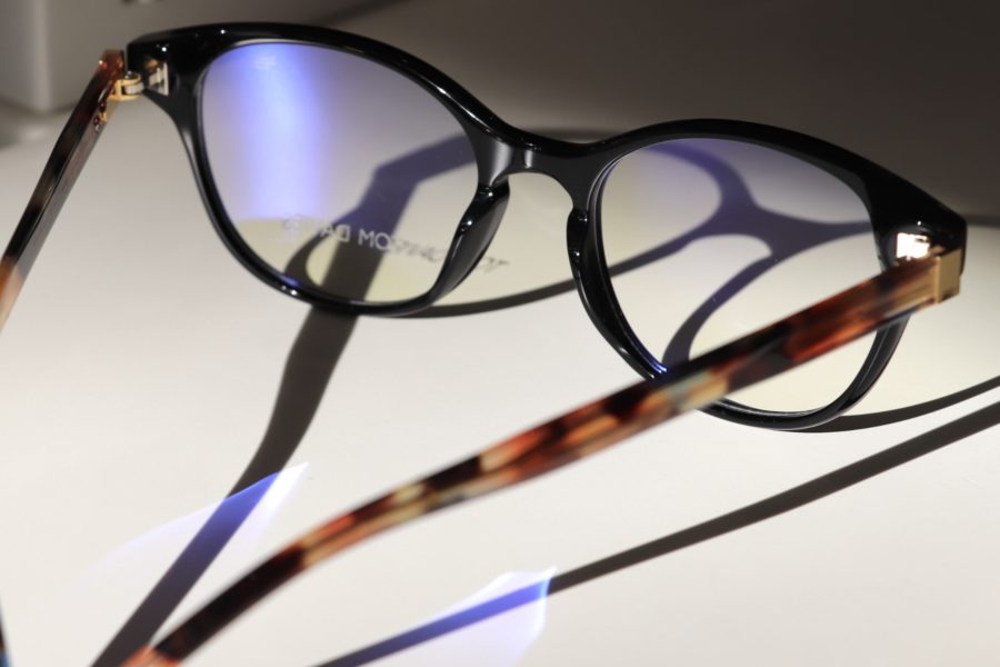 Leuchtende Farben verleihen dieser Brille von Tom Davies einen besonderen Touch